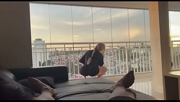 Madrasta Safada provaca o Negão pirocudo e sai com a buceta arregaçada. Loira Casada com uma bunda perfeita, limpa a casa provacando e termina cheia de leite.