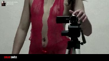 Una hermosa y sexy morena con su consolador